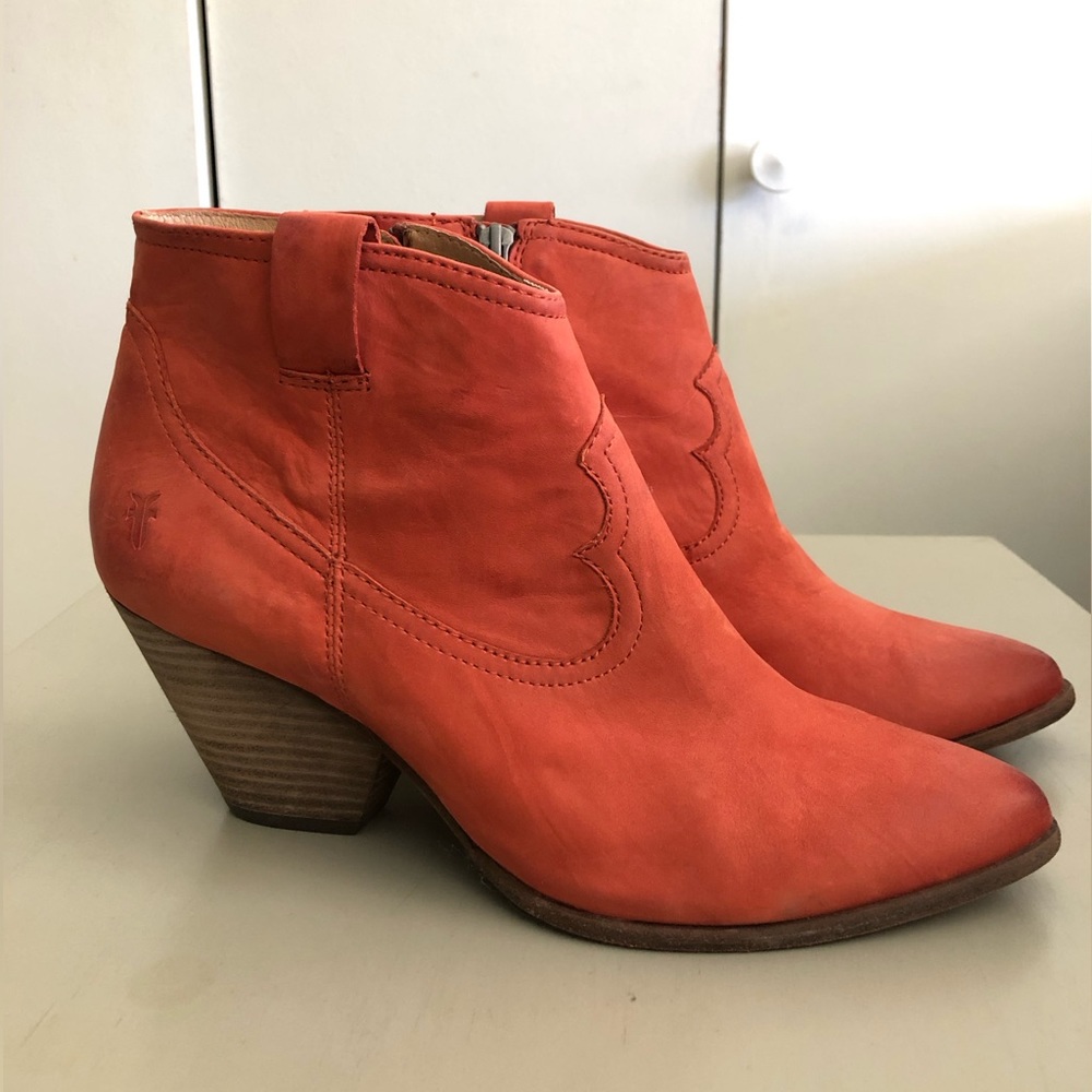 FRYE Reina women’s size 10 zip bootie.